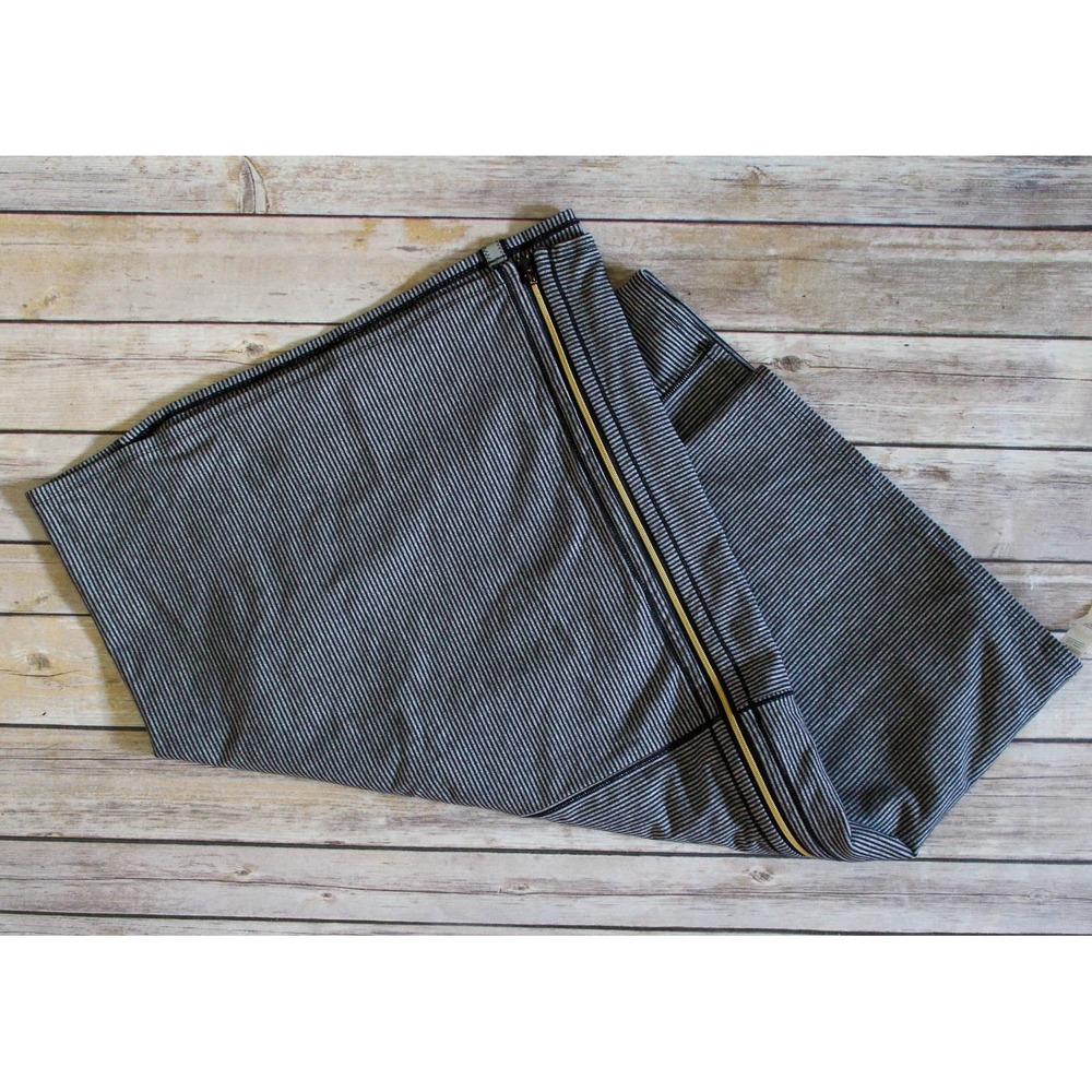 Lululemon Vinyasa Scarf Black White Striped Zipper Closure Infinity Wrap